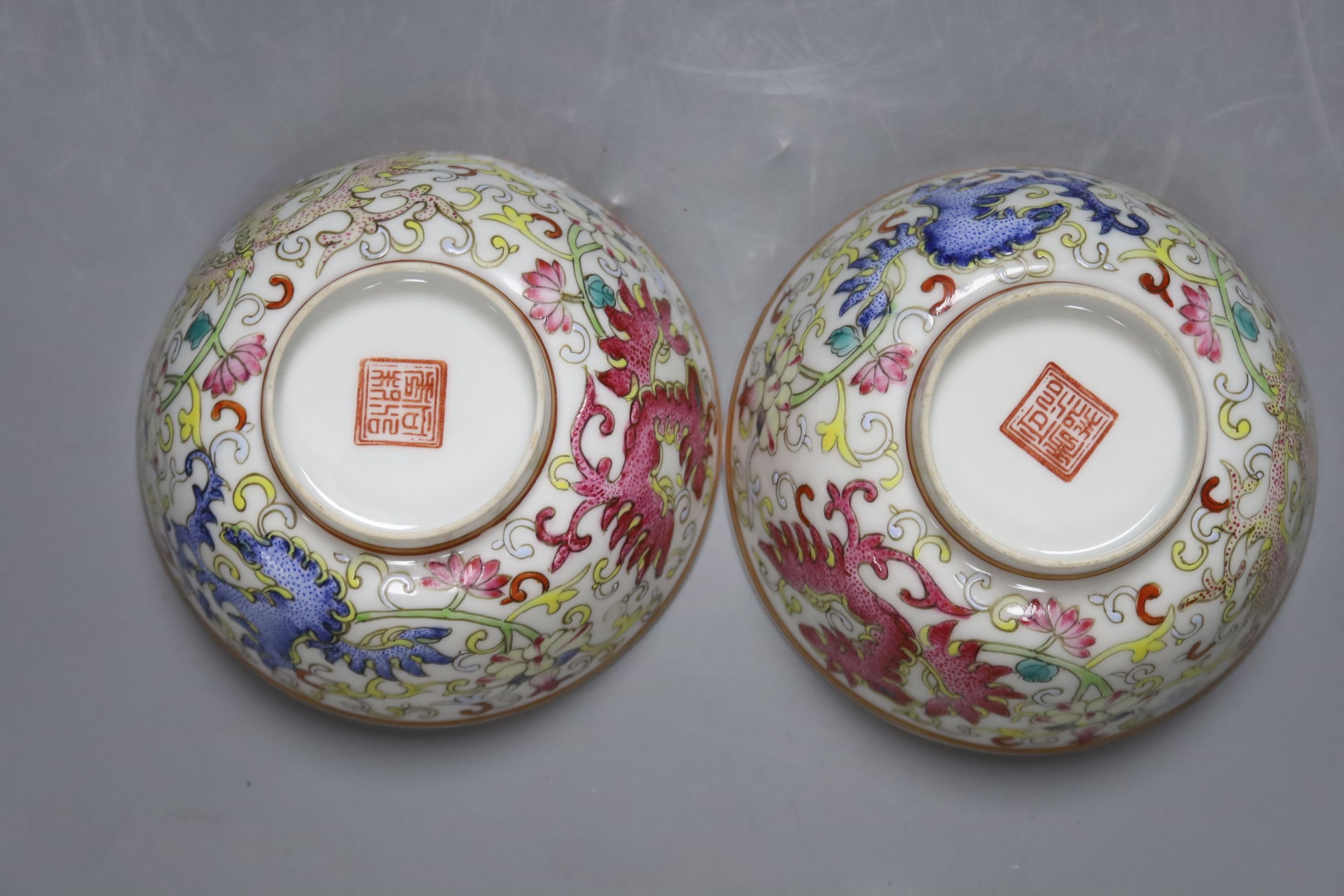 A pair of Chinese famille rose bowls, diameter 12cm